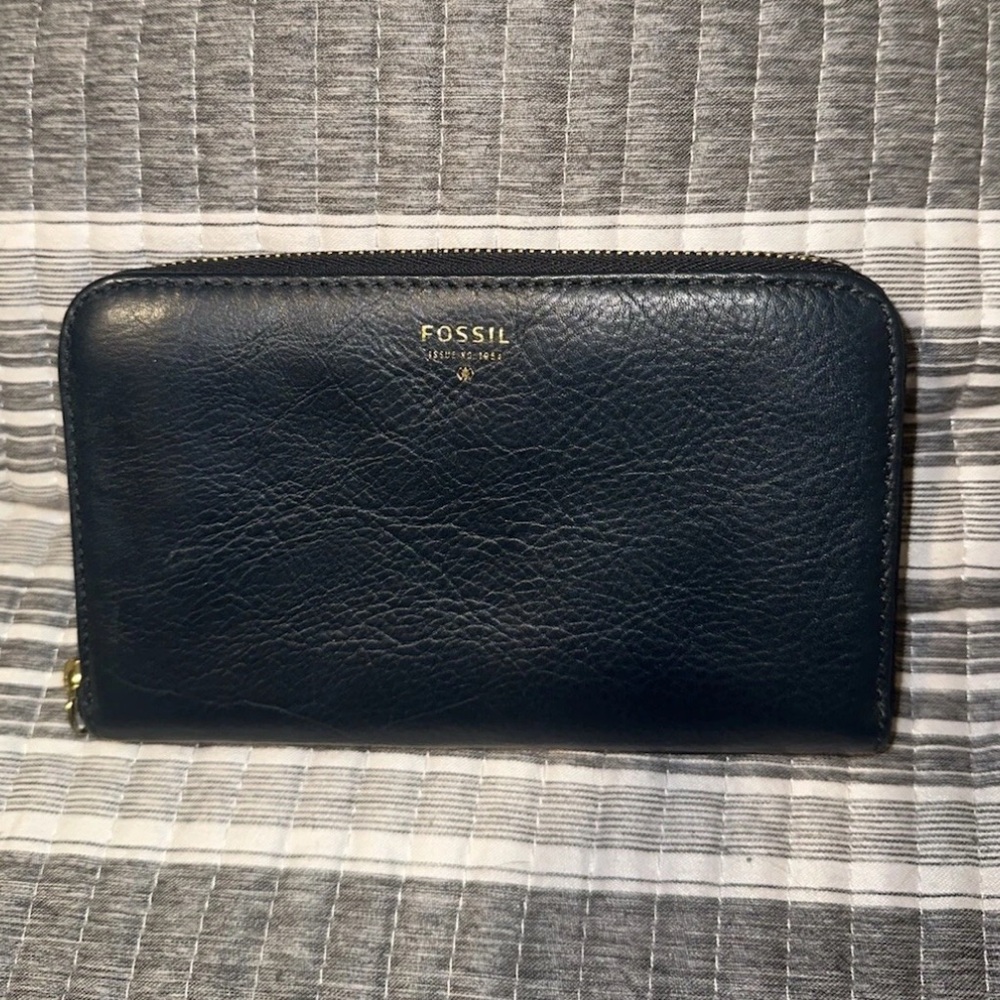 NWOT Fossil Blue Sydney Leather Multi Compartment Gold Zip Wallet Issue No. 1954
